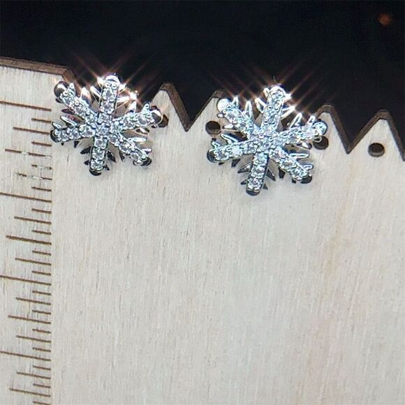Fashion Jewelry Jewelry - Silver Snowflake Crystal CZ Stud Earrings Christmas Theme